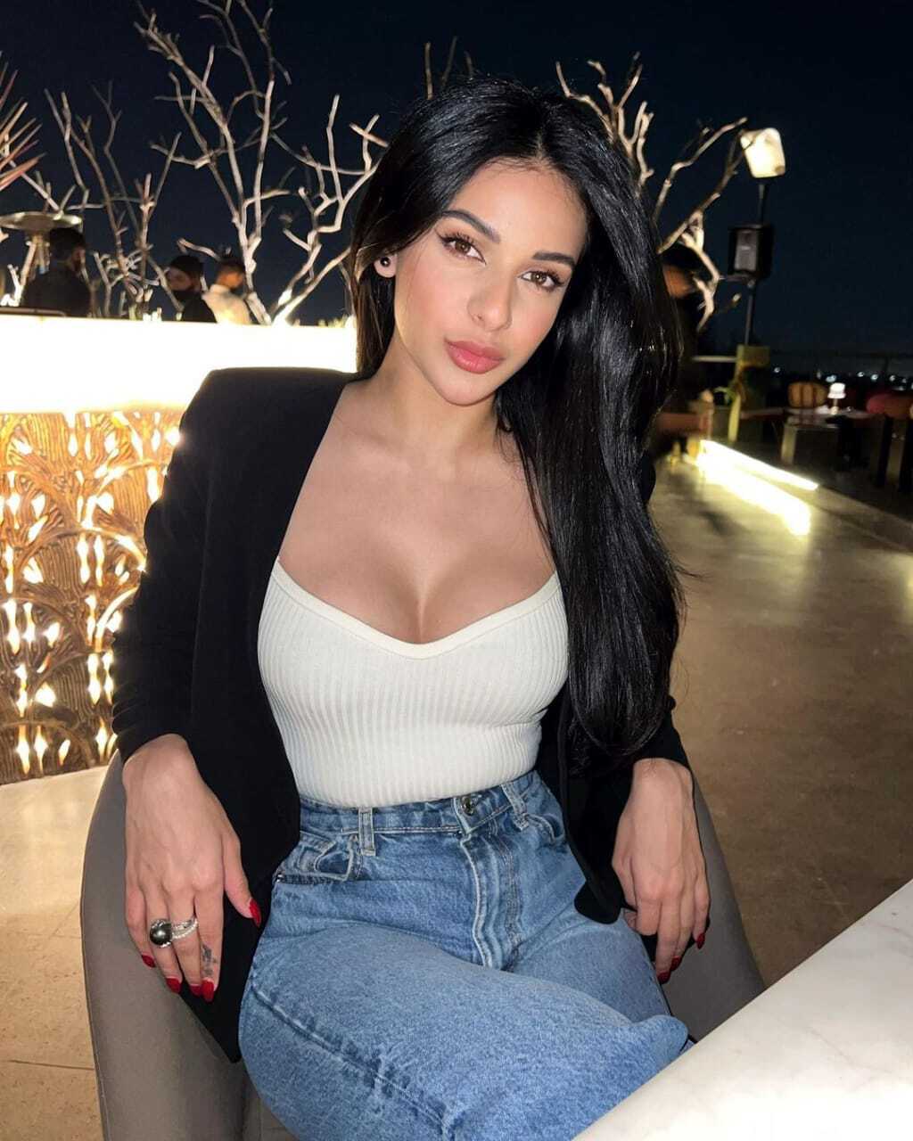 photos : டைட் கவுனில் வசீகரிக்கும் பார்வை.. மாடல் அழகி ஷனயா ஜோஷியின் லேட்டஸ்ட் பிக்ஸ் இதோ!