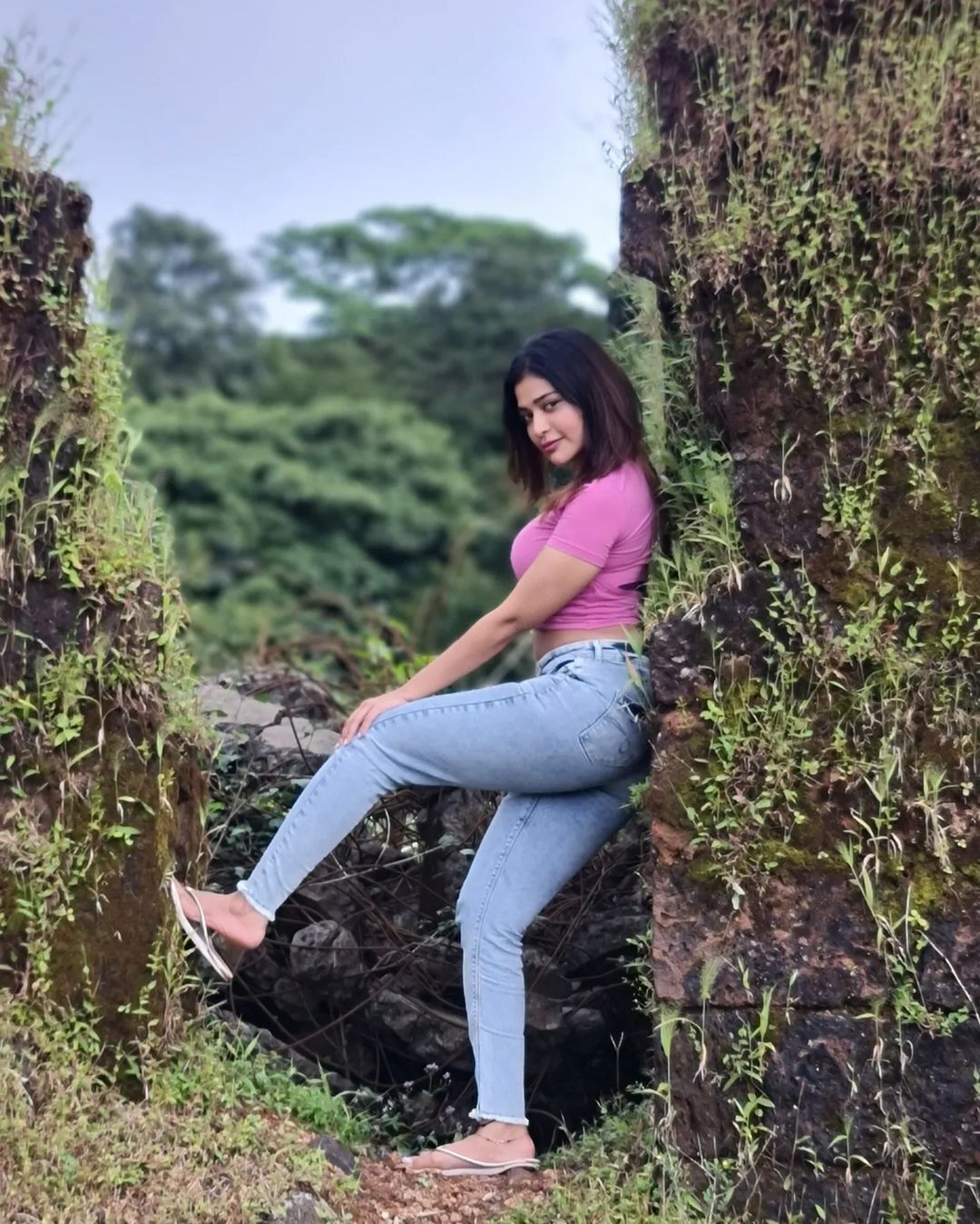 PHOTOS : டாப் ஆங்கிளில்.. இளசுகளை தவிக்கவிடும் அழகில் தர்ஷா குப்தாவின் புகைப்படங்கள்!  