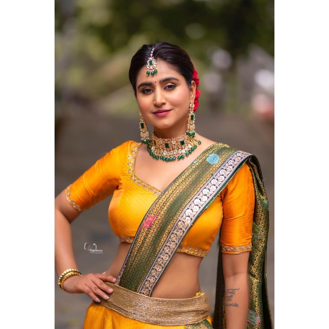 photos : ப்பா.. மெழுகு சிலையாய் சொக்கவைக்கும் அழகு.. நடிகை வர்ஷினியின் லேட்டஸ்ட் க்ளிக்ஸ் இதோ!