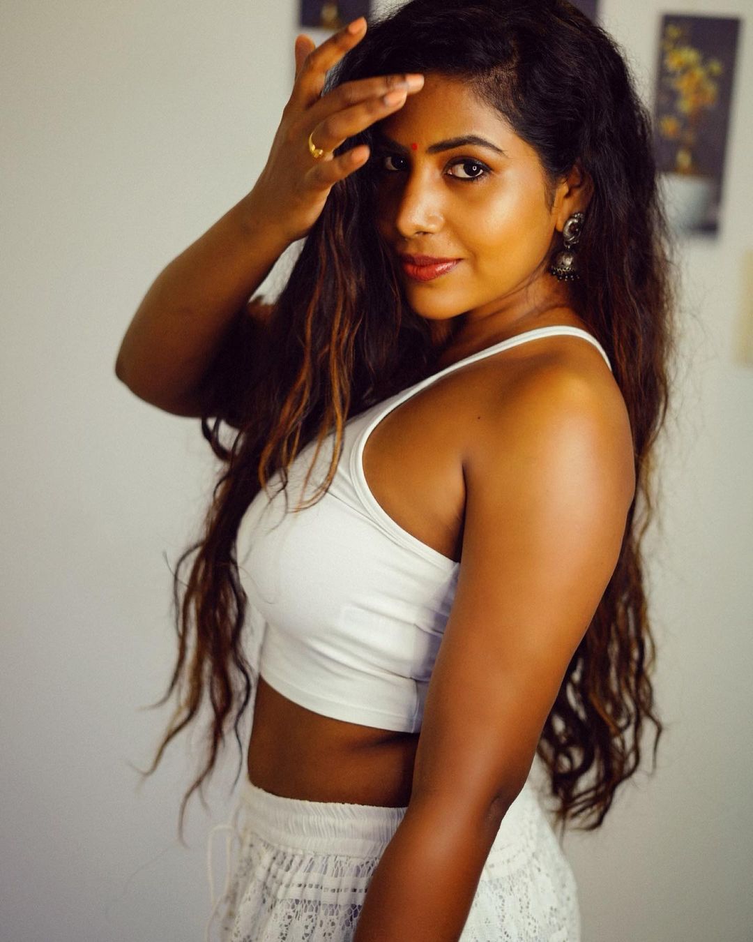 photos : மஞ்சள் வெயில் மாலையிலே! நடிகை சுவிதா ராஜேந்திரனின் நச் போட்டோஸ் இதோ!