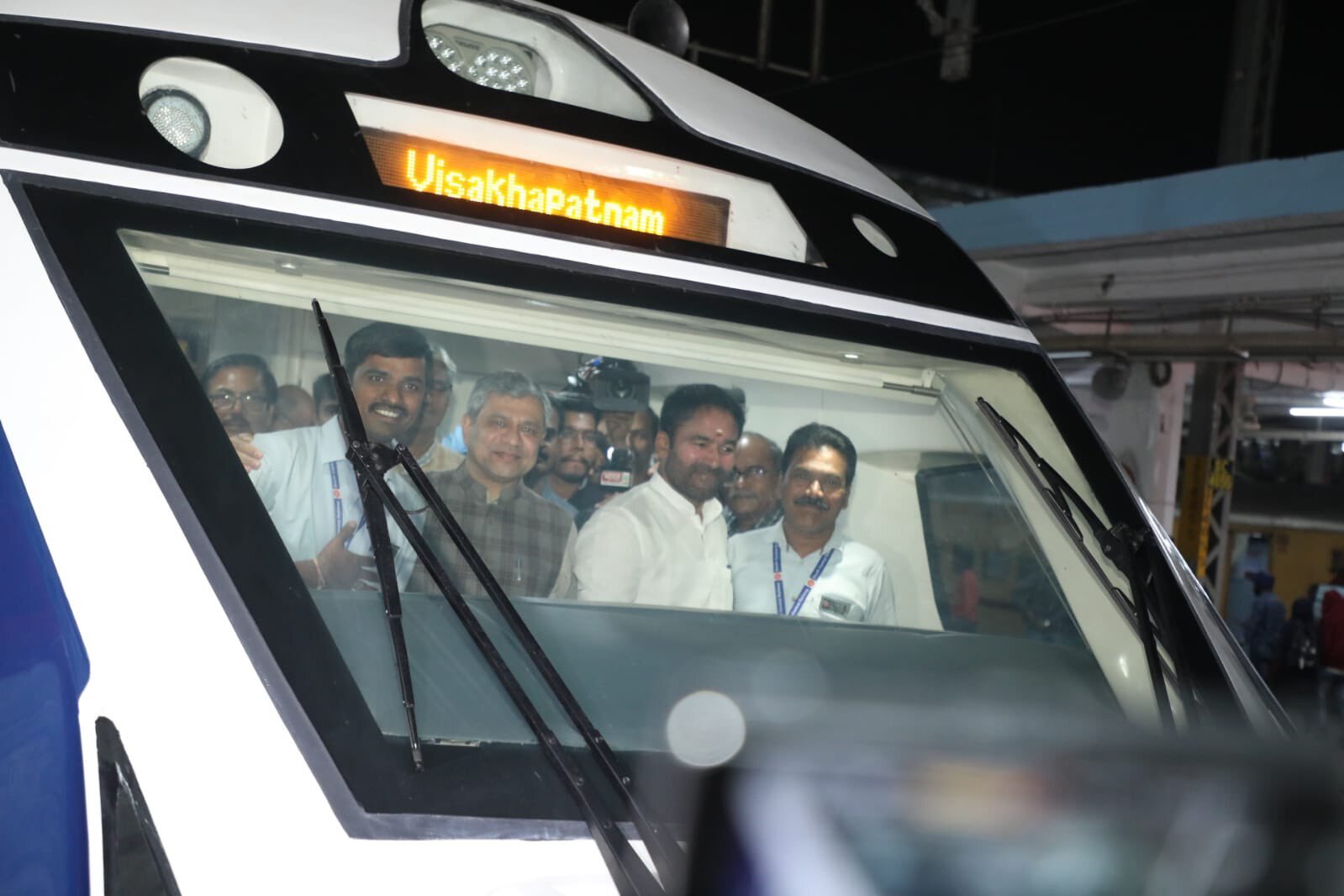 ವಿಶಾಖಪಟ್ಟಣಂ ಸಿಕಂದರಾಬಾದ್‌ ವಂದೇ ಭಾರತ್‌ ಎಕ್ಸ್‌ಪ್ರೆಸ್‌ಗೆ ಪ್ರಧಾನಿ ನರೇಂದ್ರ ಮೋದಿ ಅವರಿಂದ ಚಾಲನೆ 