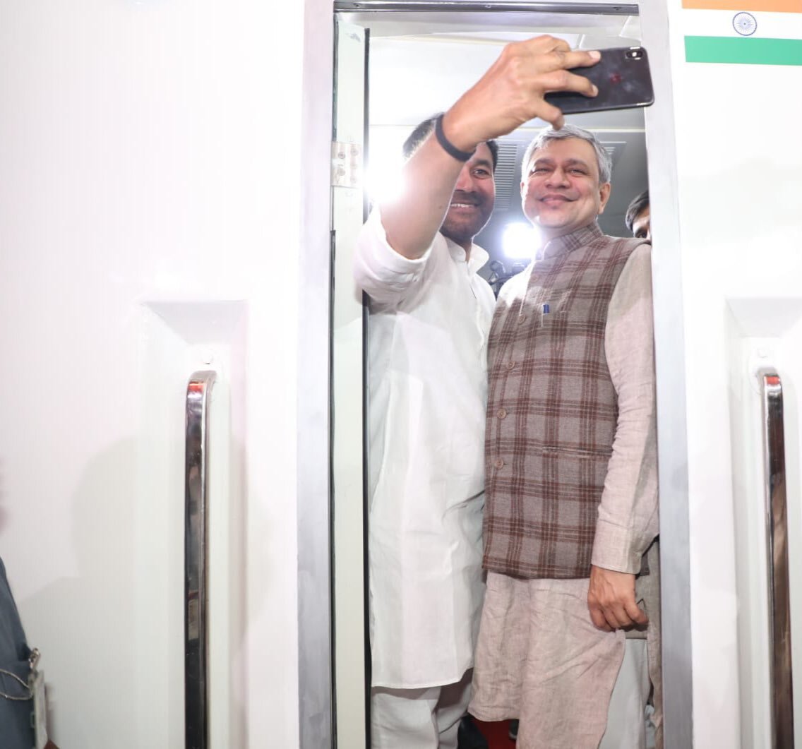 ವಿಶಾಖಪಟ್ಟಣಂ ಸಿಕಂದರಾಬಾದ್‌ ವಂದೇ ಭಾರತ್‌ ಎಕ್ಸ್‌ಪ್ರೆಸ್‌ಗೆ ಪ್ರಧಾನಿ ನರೇಂದ್ರ ಮೋದಿ ಅವರಿಂದ ಚಾಲನೆ 