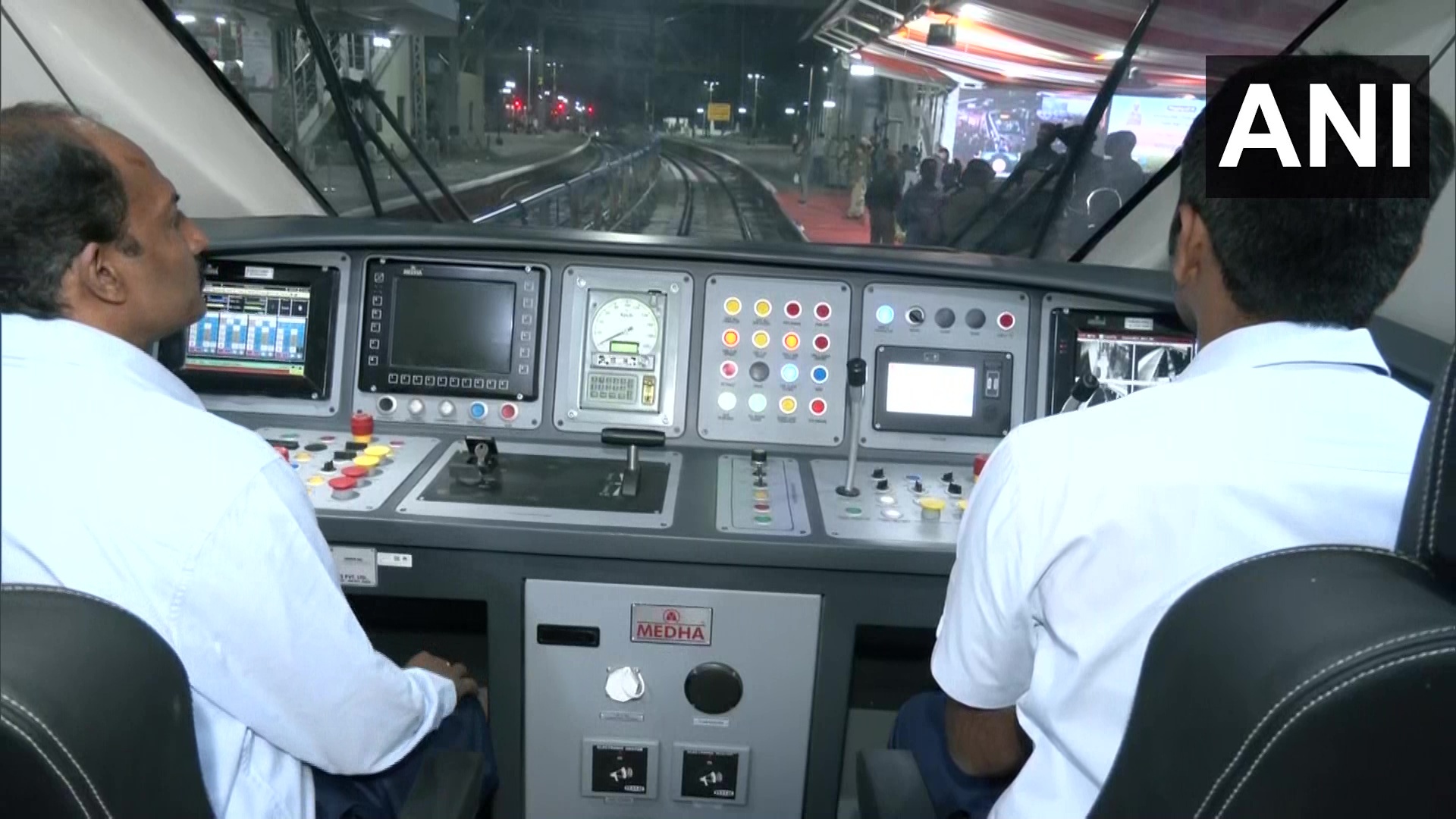 ವಿಶಾಖಪಟ್ಟಣಂ ಸಿಕಂದರಾಬಾದ್‌ ವಂದೇ ಭಾರತ್‌ ಎಕ್ಸ್‌ಪ್ರೆಸ್‌ಗೆ ಪ್ರಧಾನಿ ನರೇಂದ್ರ ಮೋದಿ ಅವರಿಂದ ಚಾಲನೆ 