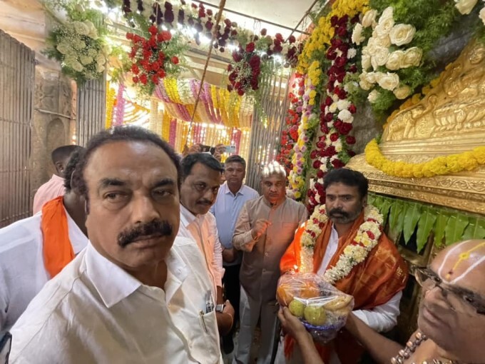 ವೈಕುಂಠ ಏಕಾದಶಿ 2023; ಬಂಗಾರ ತಿರುಪತಿ ದೇವಾಲಯಕ್ಕೆ ಮುನಿಸ್ವಾಮಿ ಭೇಟಿ