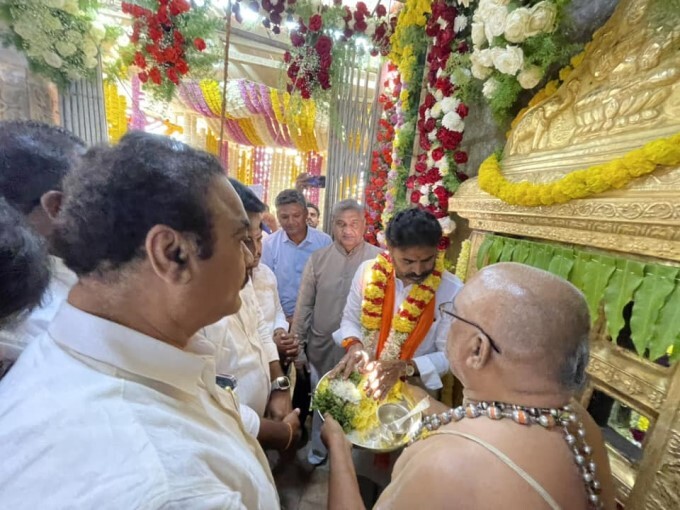 ವೈಕುಂಠ ಏಕಾದಶಿ 2023; ಬಂಗಾರ ತಿರುಪತಿ ದೇವಾಲಯಕ್ಕೆ ಮುನಿಸ್ವಾಮಿ ಭೇಟಿ