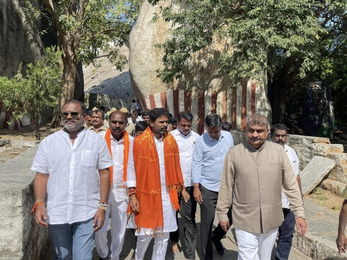ವೈಕುಂಠ ಏಕಾದಶಿ 2023; ಬಂಗಾರ ತಿರುಪತಿ ದೇವಾಲಯಕ್ಕೆ ಮುನಿಸ್ವಾಮಿ ಭೇಟಿ