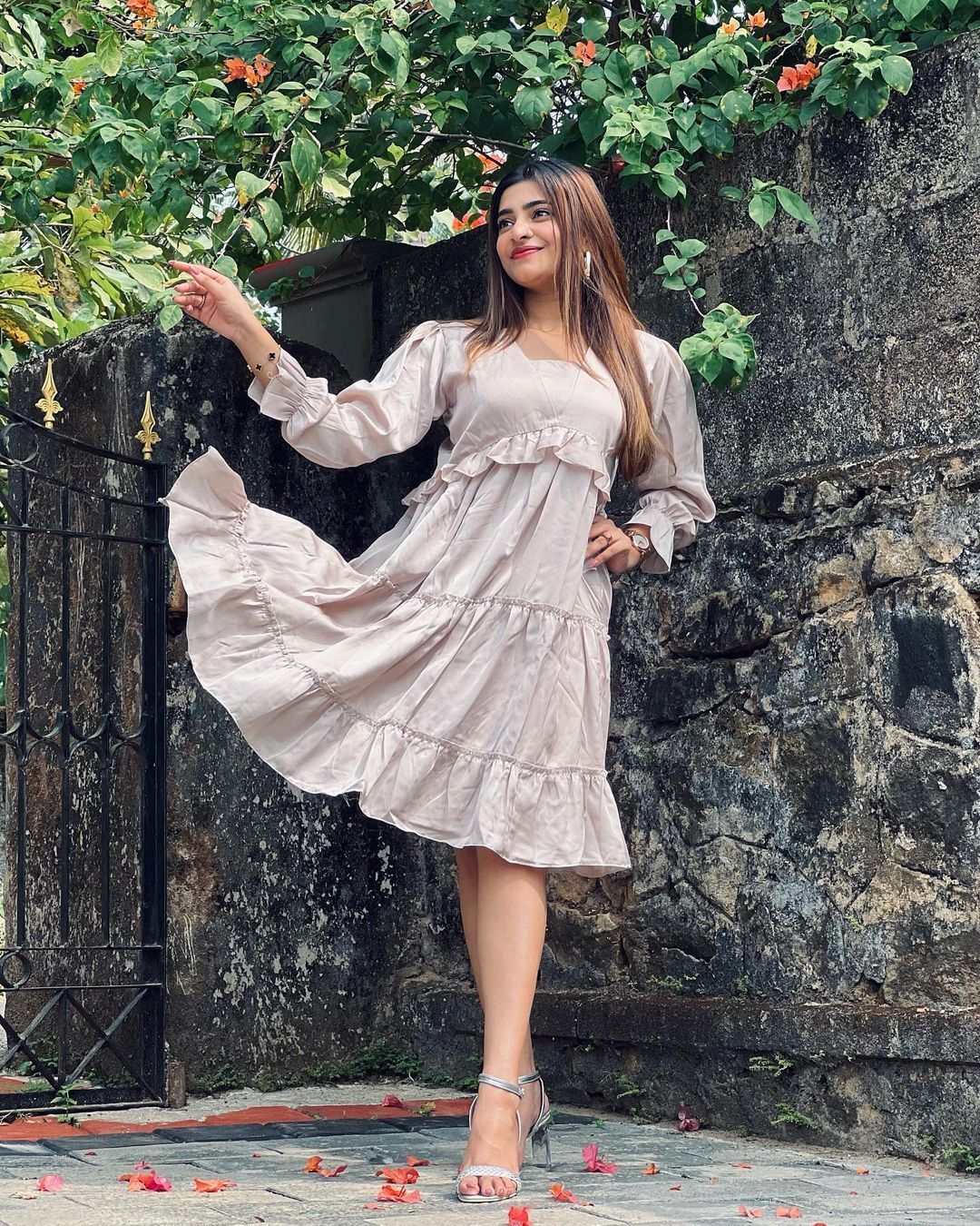 Malavika Sreenath: സൂപ്പർ ഗ്ലാമറസ് ലുക്കിൽ മാളവിക ശ്രീനാഥ്... ആരാധകരുടെ മനം മയക്കി നടിയുടെ പുത്തൻ ഫോട്ടോഷൂട്ട്