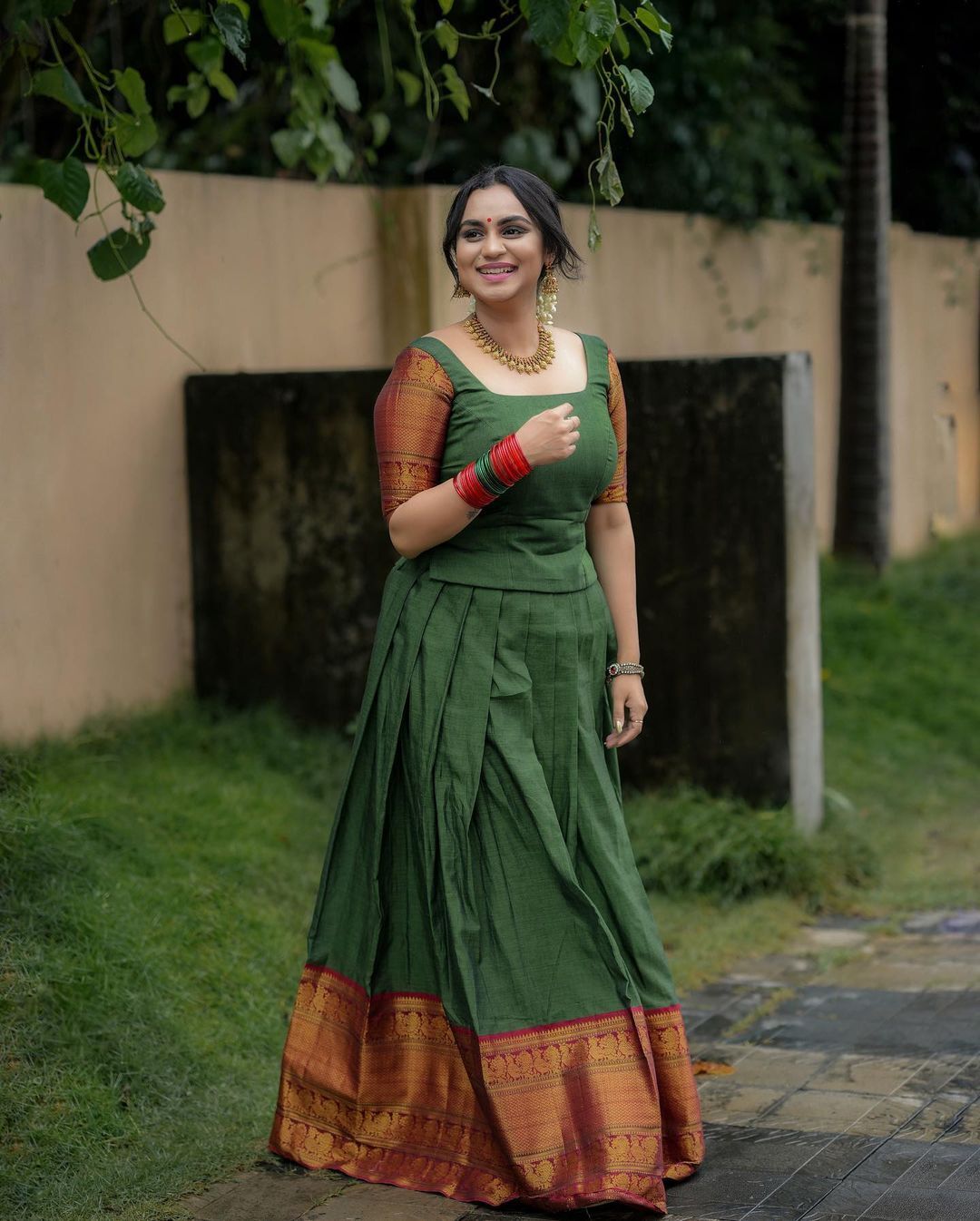 Lakshmi Nakshathra: കേരള സാരിയിൽ തിളങ്ങി ലക്ഷ്മി നക്ഷത്ര... മിനി സ്ക്രീൻ താരത്തിന്റെ ലുക്ക് ഏറ്റെടുത്ത് ആരാധകർ