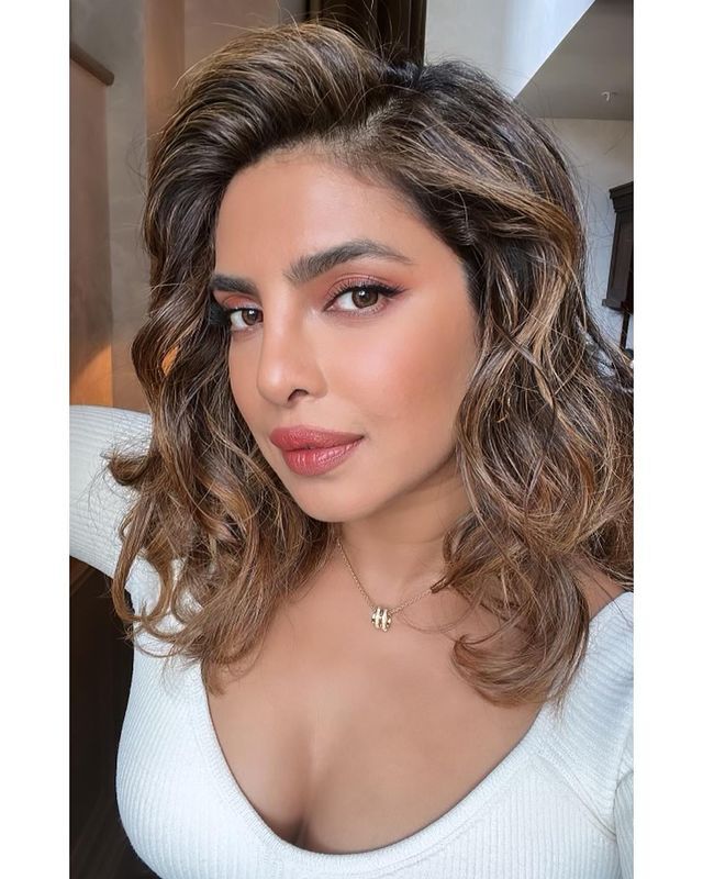 কালো অফ সোল্ডার পোশাকে প্রিয়াঙ্কাকে দেখে মোহিত নেটবাসী 