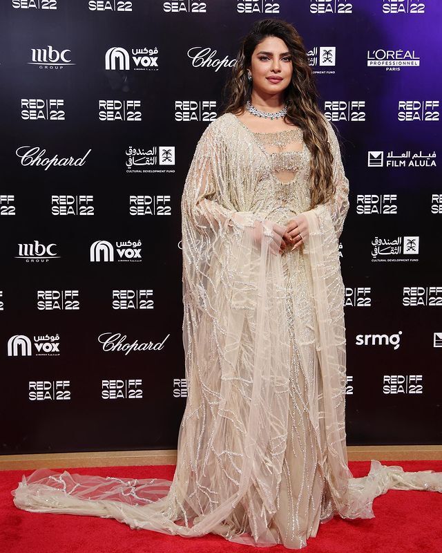 কালো অফ সোল্ডার পোশাকে প্রিয়াঙ্কাকে দেখে মোহিত নেটবাসী 