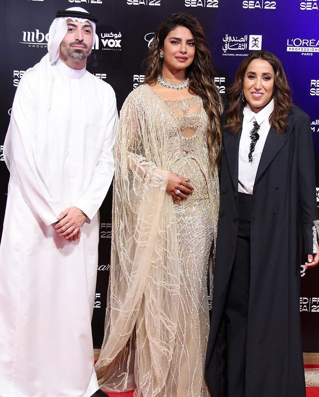 কালো অফ সোল্ডার পোশাকে প্রিয়াঙ্কাকে দেখে মোহিত নেটবাসী 