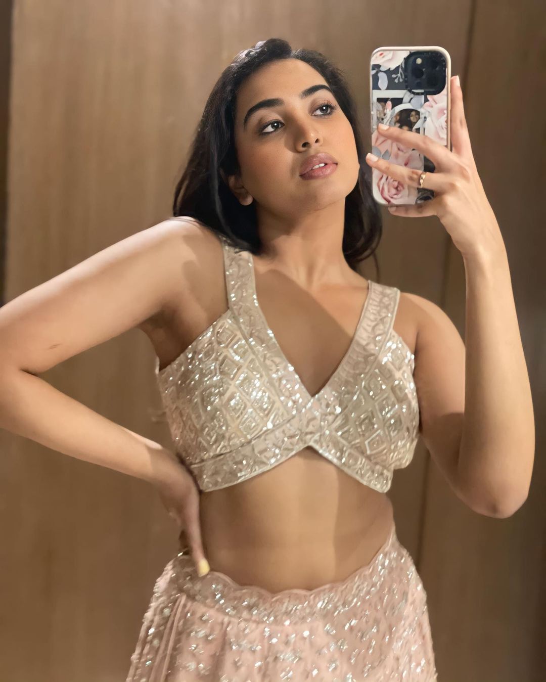శివాత్మిక సోకుల విందు.. భామ అందాల డోస్‌కు హీటెక్కిపోతున్న కుర్రాళ్లు..!