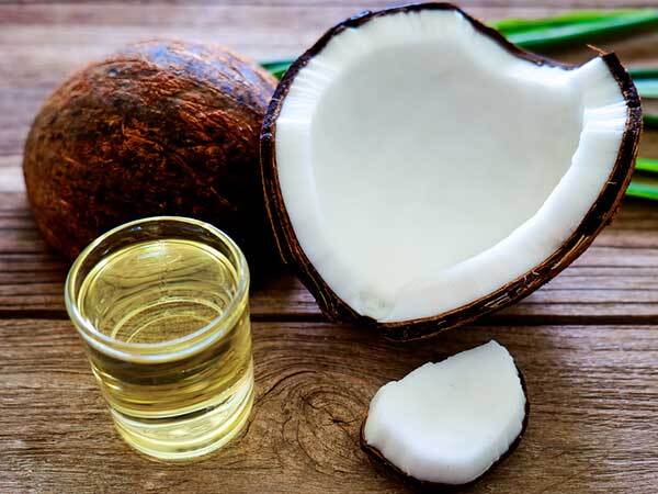 കർപ്പൂരവും വെളിച്ചെണ്ണയുമുണ്ടോ: പേനും താരനും ഇനി വരില്ല, മുടി തഴച്ച് വളരുകയും ചെയ്യും