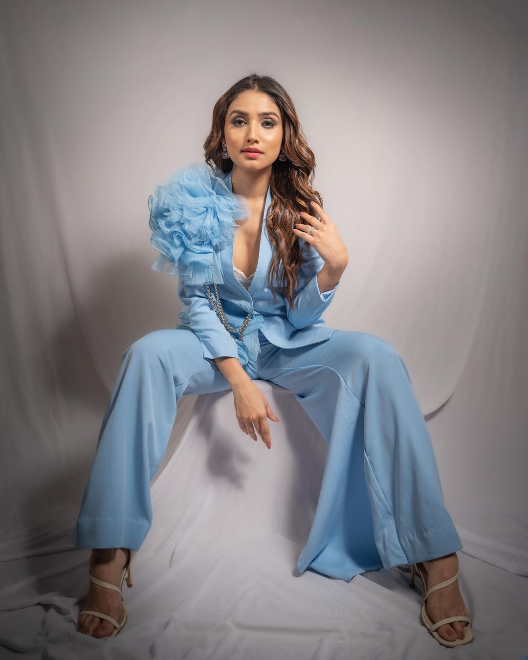 कुर्सी पर बैठकर डीपनेक आउटफिट में डोनल बिष्ट की तस्वीरें वायरल, टकटकी निगाहों से निहार रहे फैंस