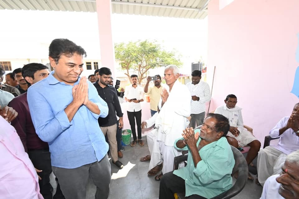 విద్యార్థులకు డిజిటల్ ట్యాబ్స్ పంపిణీ చేసిన కేటీఆర్.