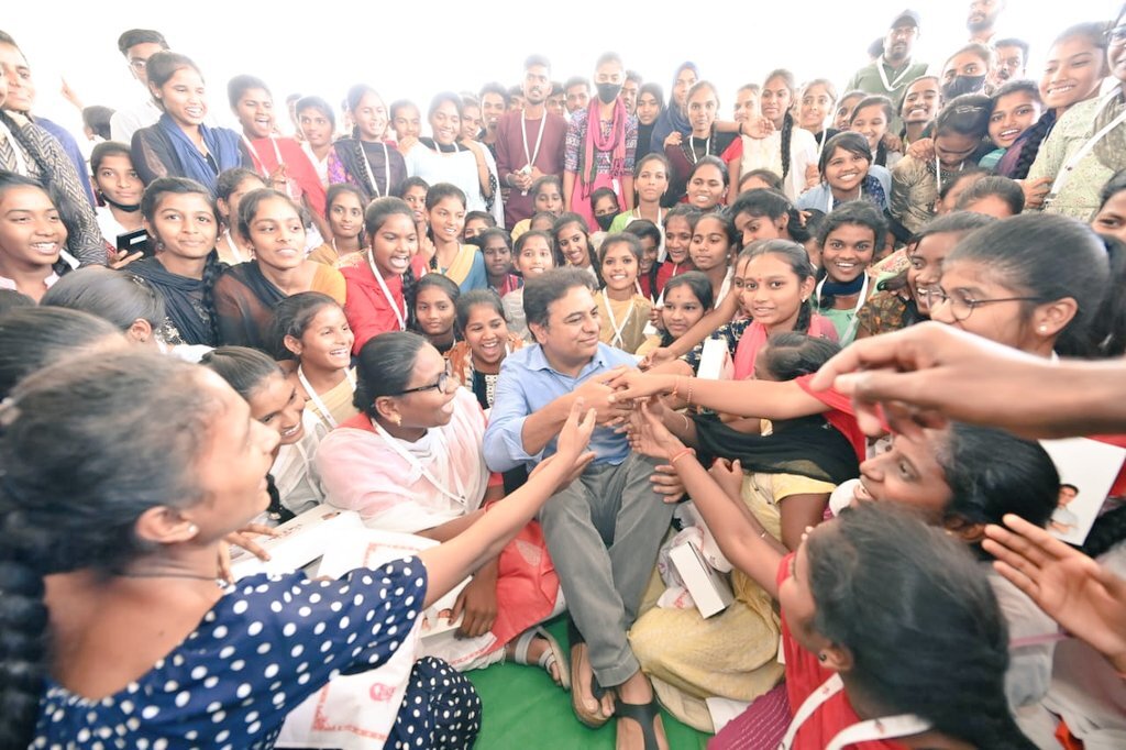 విద్యార్థులకు డిజిటల్ ట్యాబ్స్ పంపిణీ చేసిన కేటీఆర్.