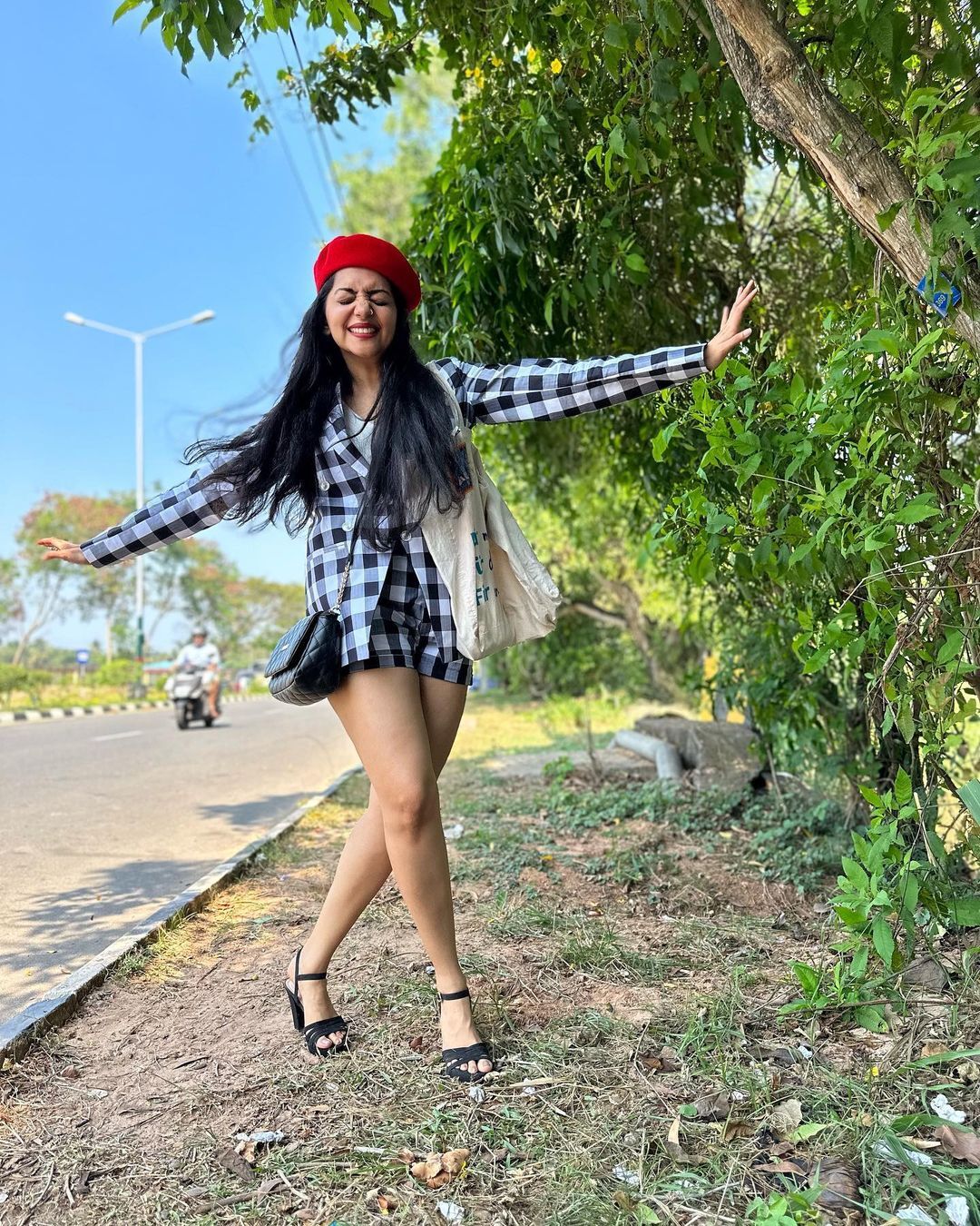 Ahaana Krishna: എമിലി ഇൻ ട്രിവാൻഡ്രം.... ഹോളിവുഡ് ലുക്കിൽ അഹാന കൃഷ്ണ; സോഷ്യൽ മീഡിയയിൽ തരംഗമായി പുത്തൻ ചിത്രങ്ങൾ