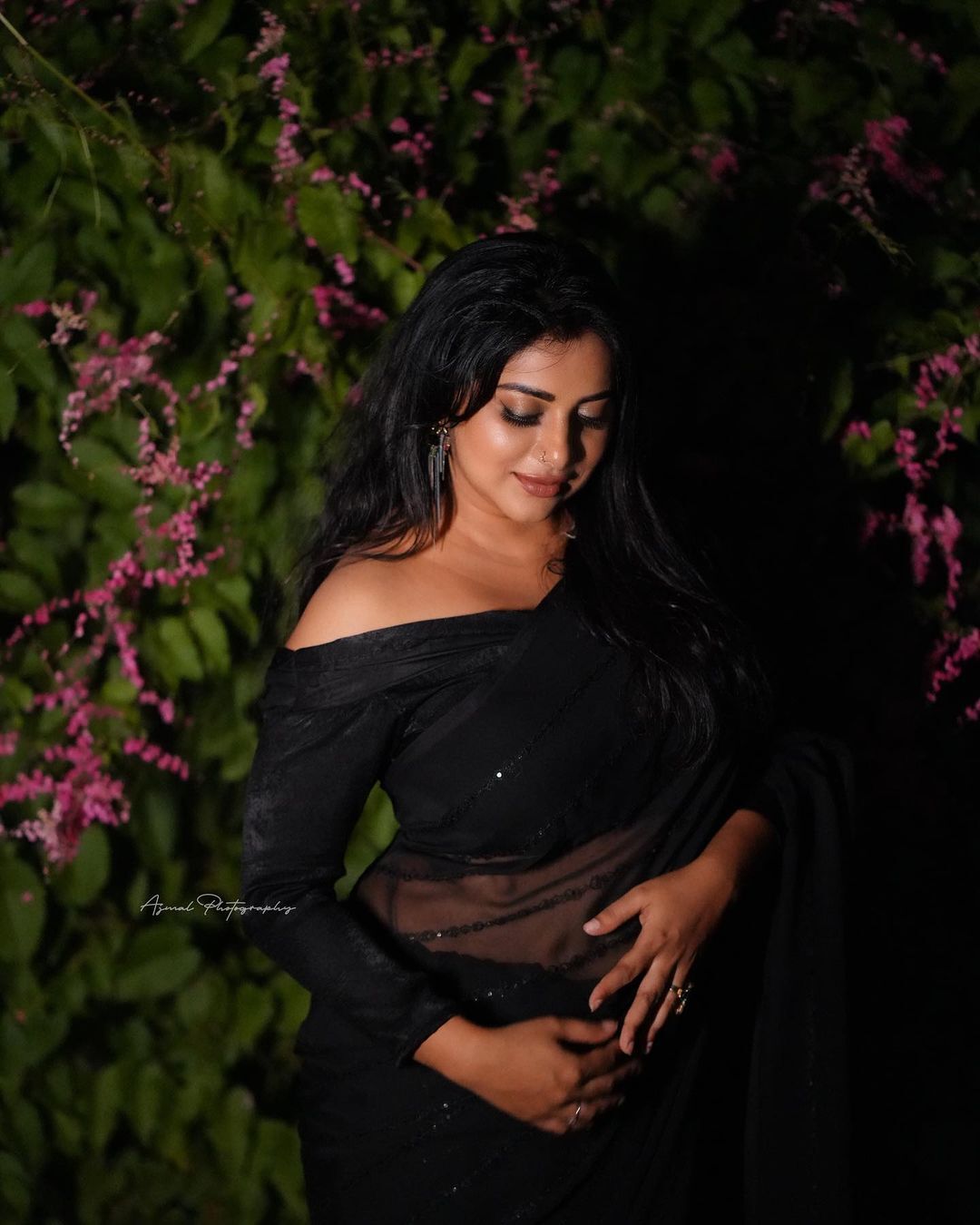Anna Rajan: സാരിയിൽ ഗ്ലാമറസ് ലുക്കിൽ അന്ന രാജൻ... നടിയുടെ പുത്ത ...