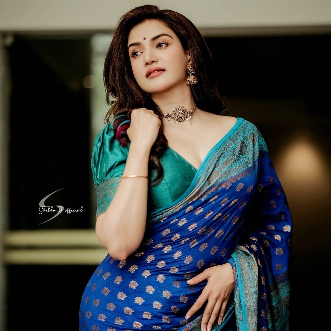 Honey Rose: നോക്കിയാല്‍ കണ്ണെടുക്കില്ല! കിടിലന്‍ ലുക്കിലെത്തി കയ്യടി നേടി ഹണി റോസ്!