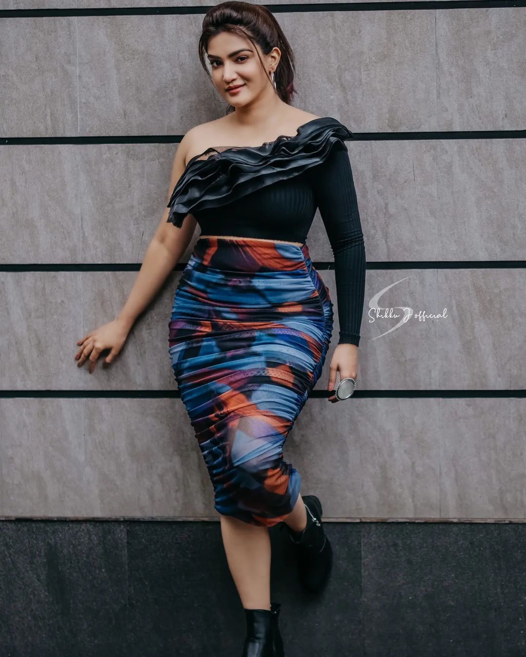 Honey Rose: നോക്കിയാല്‍ കണ്ണെടുക്കില്ല! കിടിലന്‍ ലുക്കിലെത്തി കയ്യടി നേടി ഹണി റോസ്!