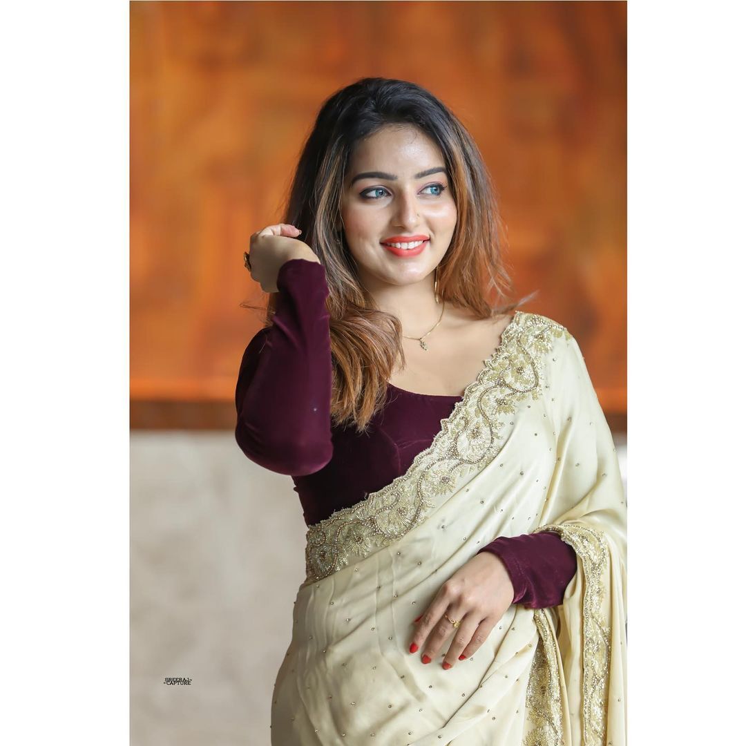 Malavika Menon: നക്ഷ്ത്ര കണ്ണുള്ള രാജകുമാരി... സാരിയിൽ കലക്കൻ ലുക്കുമായി മാളവിക; ഇൻസ്റ്റയിൽ വൈറലായി താരം