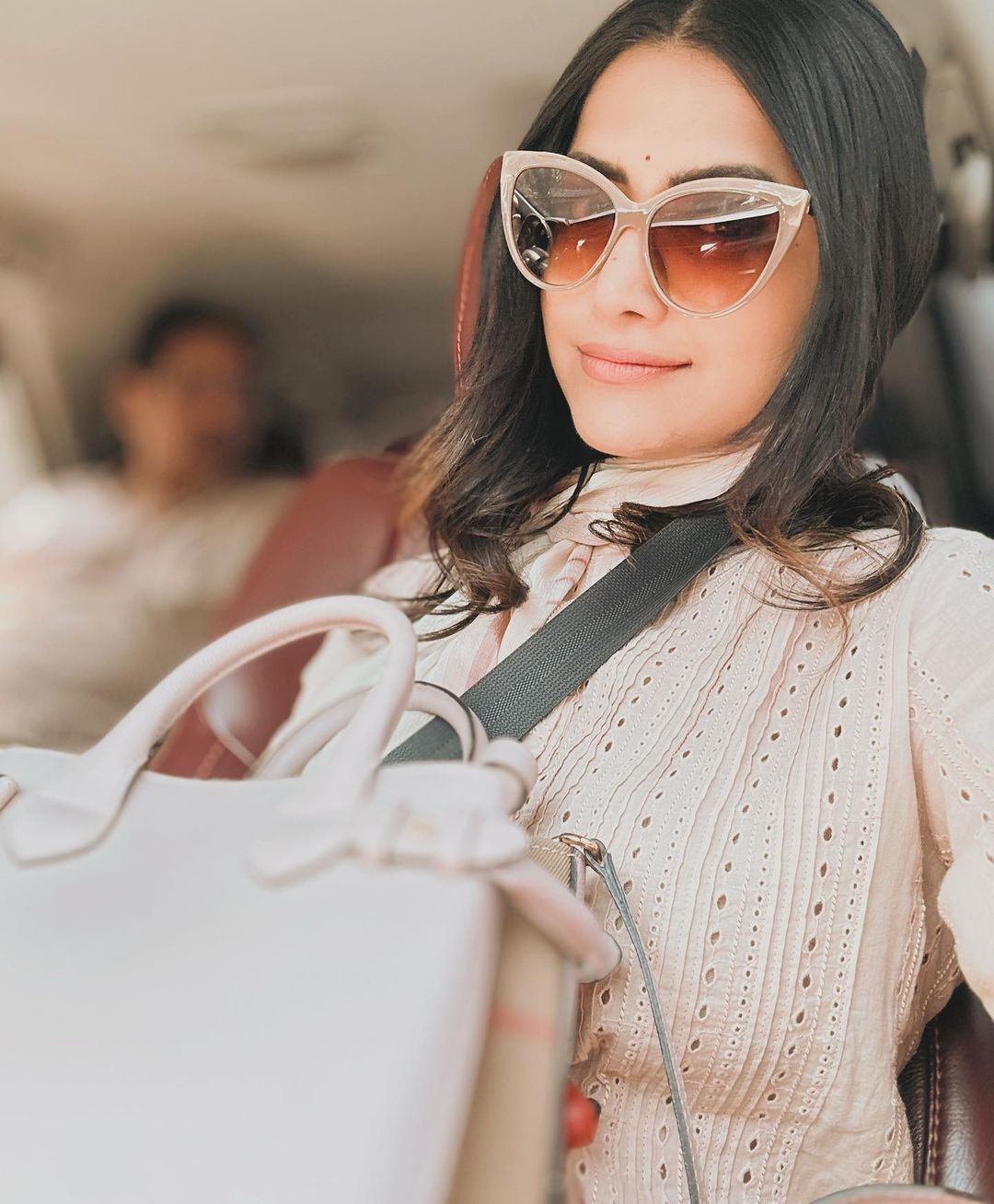 Mamta Mohandas: 'ഓൾവേസ് ക്ലാസിക്...'  ഇതാണോ മഹേഷിന്റെ മാരുതി... ചുവന്ന മാരുതിക്കൊപ്പം സുന്ദരിയായി മംമ്ത!