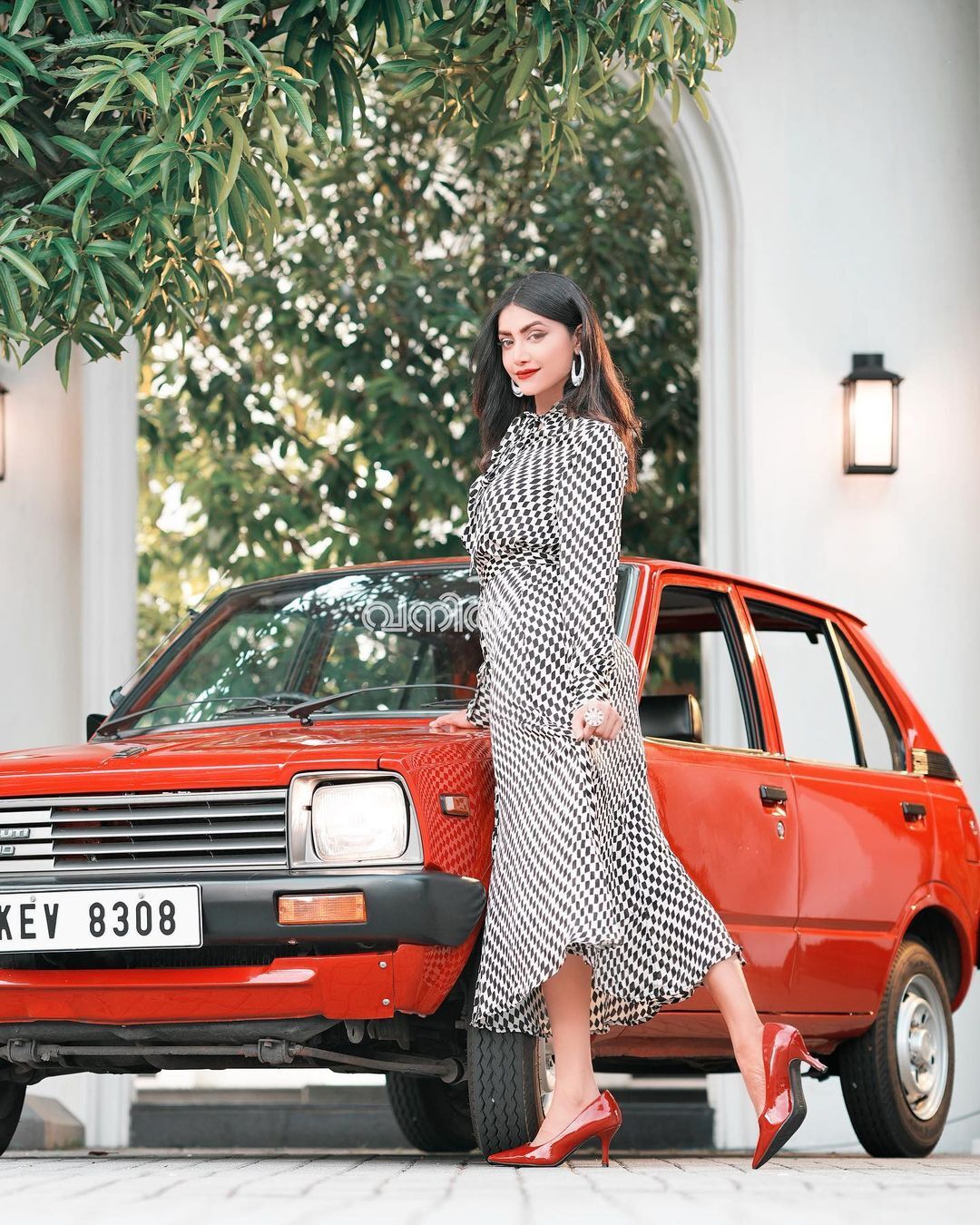 Mamta Mohandas: 'ഓൾവേസ് ക്ലാസിക്...'  ഇതാണോ മഹേഷിന്റെ മാരുതി... ചുവന്ന മാരുതിക്കൊപ്പം സുന്ദരിയായി മംമ്ത!