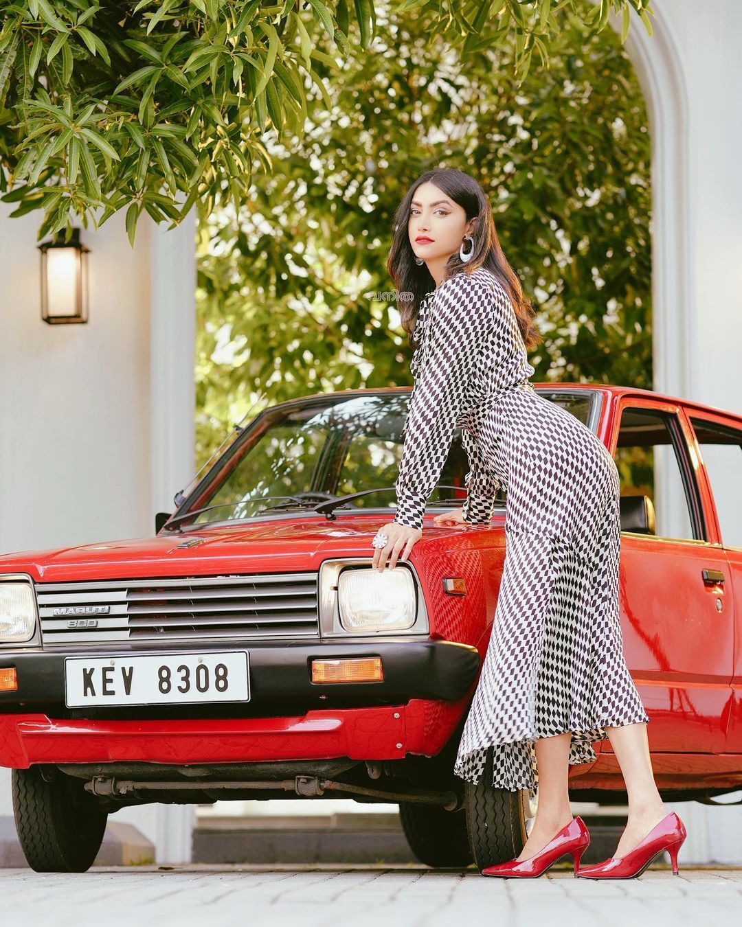 Mamta Mohandas: 'ഓൾവേസ് ക്ലാസിക്...'  ഇതാണോ മഹേഷിന്റെ മാരുതി... ചുവന്ന മാരുതിക്കൊപ്പം സുന്ദരിയായി മംമ്ത!