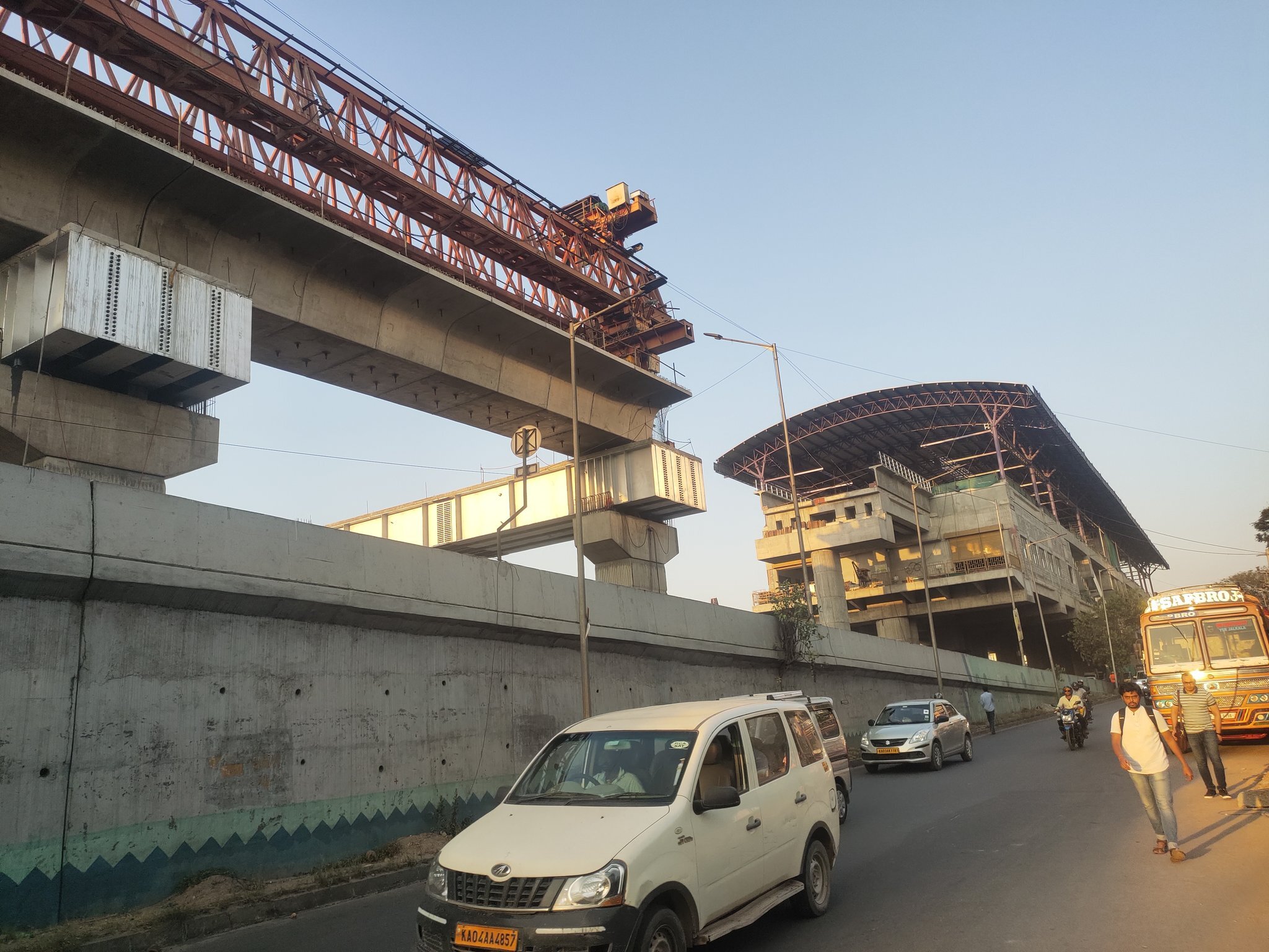 ಬೆನ್ನಿಗಾನಹಳ್ಳಿ ಮೆಟ್ರೋ ನಿಲ್ದಾಣದಲ್ಲಿ ಏನು ನಡೆಯುತ್ತಿದೆ ಗೊತ್ತೇ? ಫೋಟೊ ನೋಡಿ 