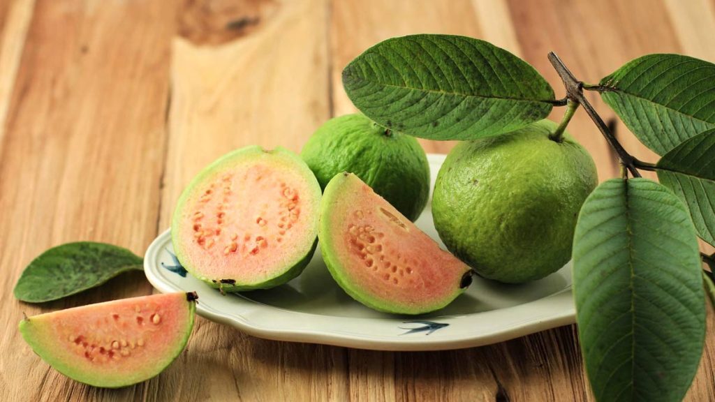 Health Tips: നിസാരക്കാരല്ല പേരയില.. ഗുണങ്ങള്‍ കേട്ടാല്‍ അമ്പരക്കും