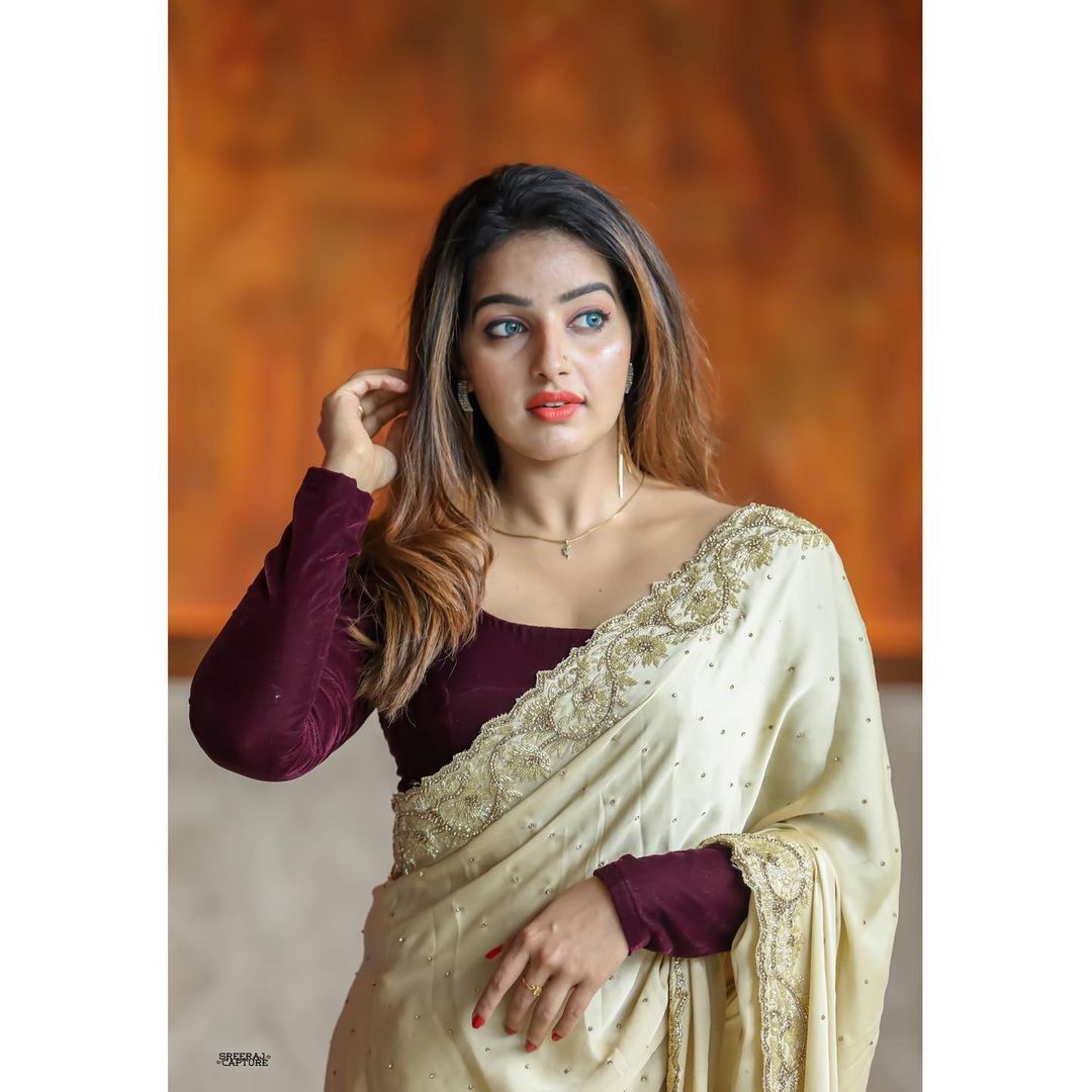 Malavika Menon: കായൽ സൌന്ദര്യം ആസ്വദിച്ച് മാളവിക... പുത്തൻ ലുക്കിൽ ആരാധകരെ മയക്കി നടി, ചിത്രങ്ങൾ കാണാം.