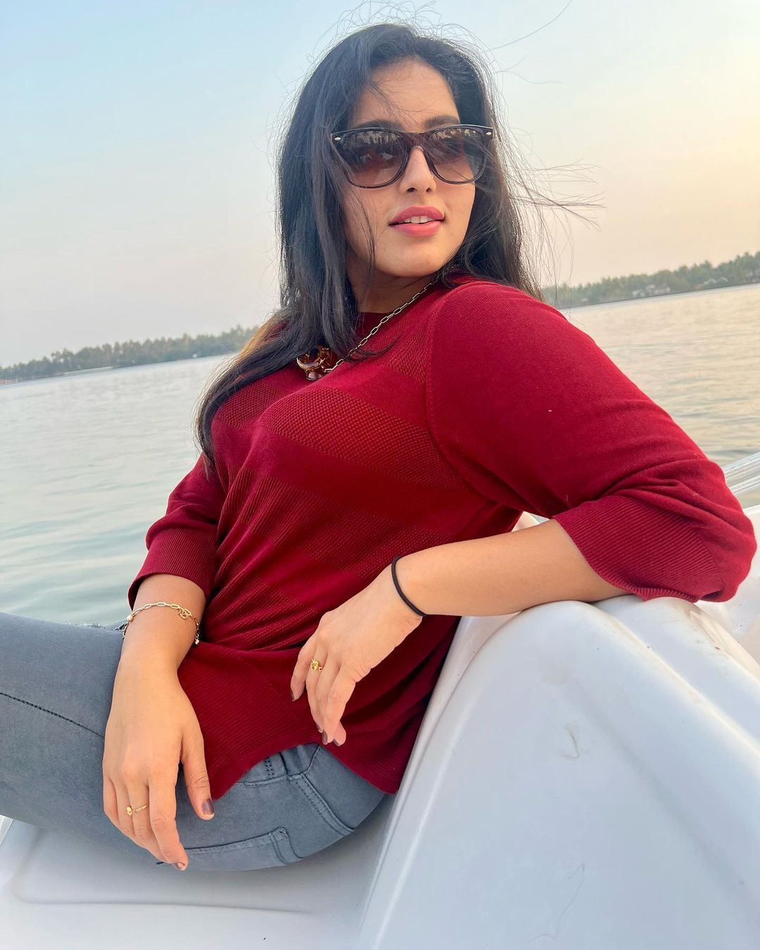 Malavika Menon: കായൽ സൌന്ദര്യം ആസ്വദിച്ച് മാളവിക... പുത്തൻ ലുക്കിൽ ആരാധകരെ മയക്കി നടി, ചിത്രങ്ങൾ കാണാം.