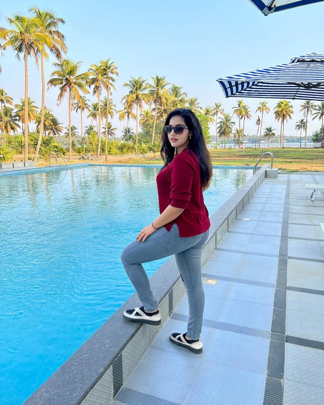 Malavika Menon: കായൽ സൌന്ദര്യം ആസ്വദിച്ച് മാളവിക... പുത്തൻ ലുക്കിൽ ആരാധകരെ മയക്കി നടി, ചിത്രങ്ങൾ കാണാം.
