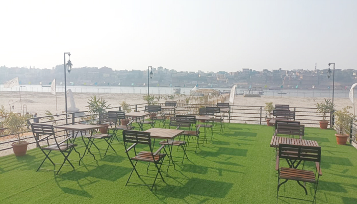 PHOTOS: वाराणसी में गंगा किनारे बना Floating Bath Kund, तैरना नहीं आता तो भी लगा सकते हैं गंगा में डुबकी, देखें तस्वीरें