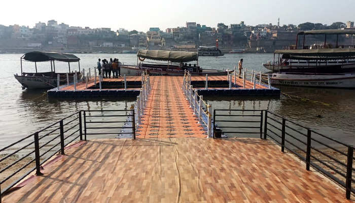 PHOTOS: वाराणसी में गंगा किनारे बना Floating Bath Kund, तैरना नहीं आता तो भी लगा सकते हैं गंगा में डुबकी, देखें तस्वीरें