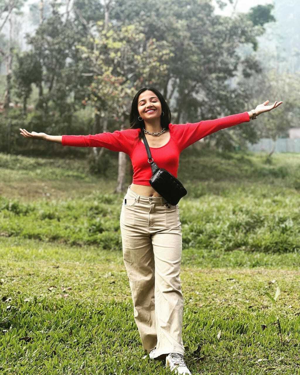 photos : இயற்கையோடு ஆனந்தமாக ஆட்டம் போடும் டெப்னிதா கர்.. க்யூட்டான சூப்பர் பிக்ஸ் இதோ!