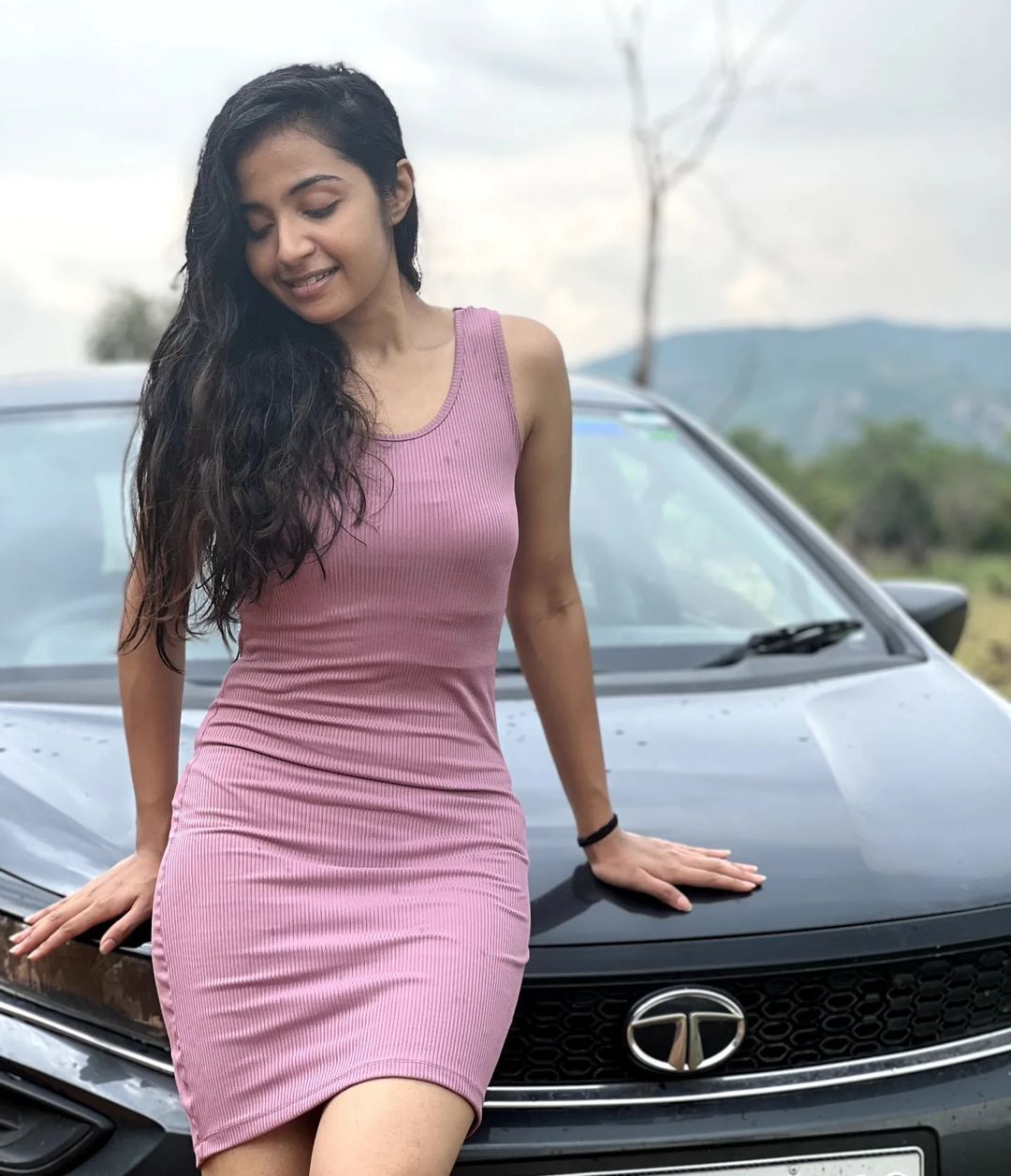 photos : இயற்கையோடு ஆனந்தமாக ஆட்டம் போடும் டெப்னிதா கர்.. க்யூட்டான சூப்பர் பிக்ஸ் இதோ!