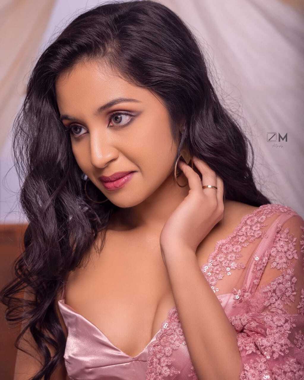 photos : இயற்கையோடு ஆனந்தமாக ஆட்டம் போடும் டெப்னிதா கர்.. க்யூட்டான சூப்பர் பிக்ஸ் இதோ!