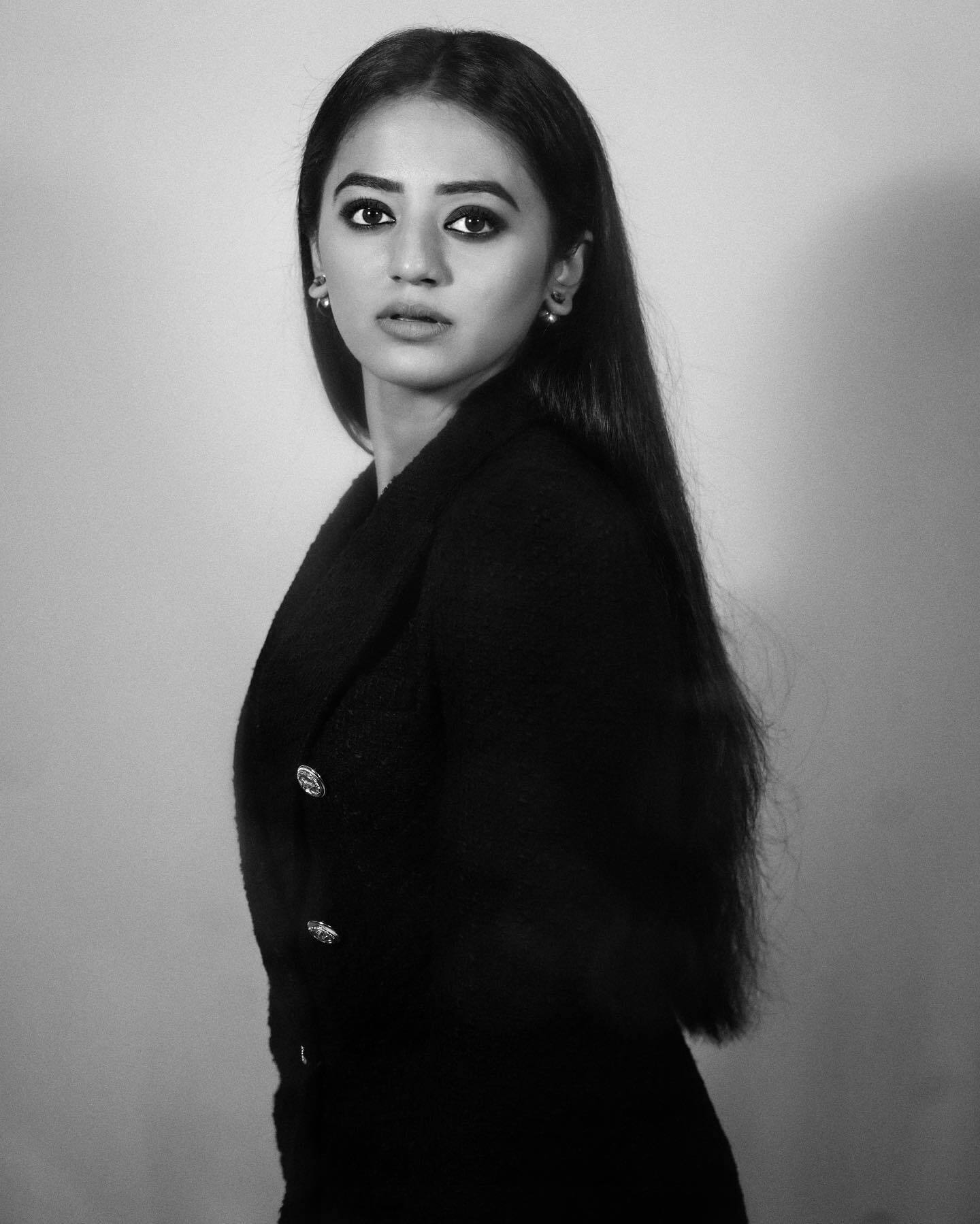 ब्लैक शॉर्ट ड्रेस पहनकर हेली शाह ने गिराईं हुस्न की बिजलियां, हॉट Photos देख यूजर्स बोले- उफ्फ क्या अदाएं हैं