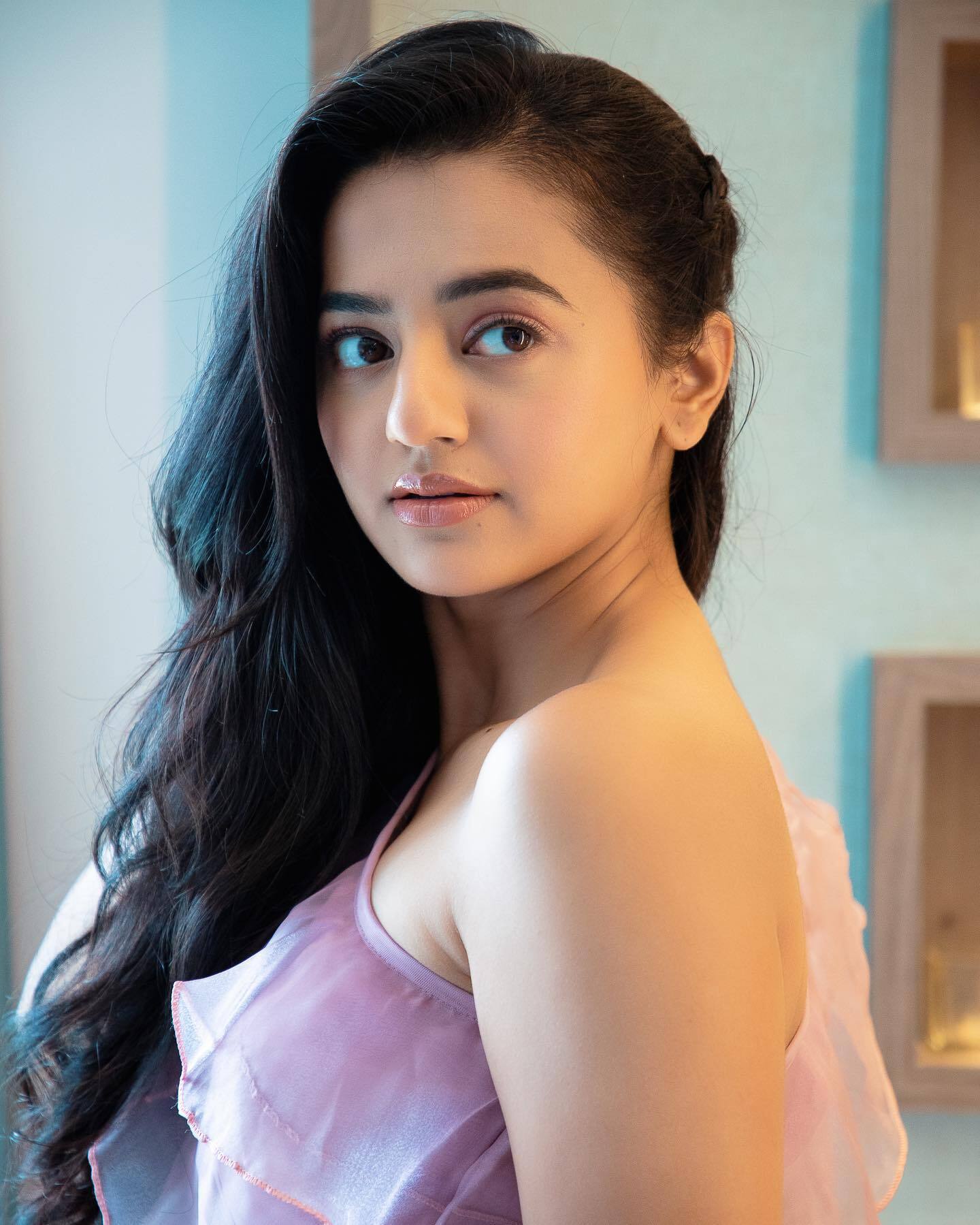 ब्लैक शॉर्ट ड्रेस पहनकर हेली शाह ने गिराईं हुस्न की बिजलियां, हॉट Photos देख यूजर्स बोले- उफ्फ क्या अदाएं हैं
