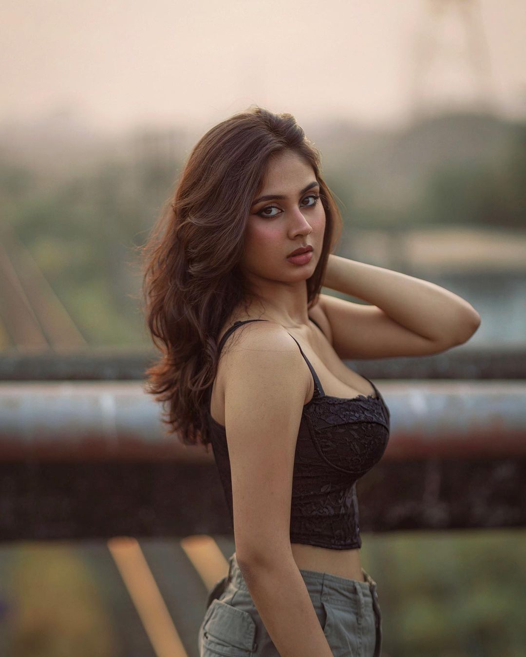 photos : சைடு போஸில் தெறிக்கவிடும் அழகு.. மாடல் அழகி ஸ்ருஷ்டி பண்ணாட்டியின் நச் போட்டோஸ் இதோ!