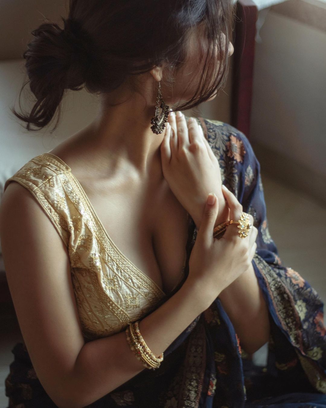 photos : சைடு போஸில் தெறிக்கவிடும் அழகு.. மாடல் அழகி ஸ்ருஷ்டி பண்ணாட்டியின் நச் போட்டோஸ் இதோ!