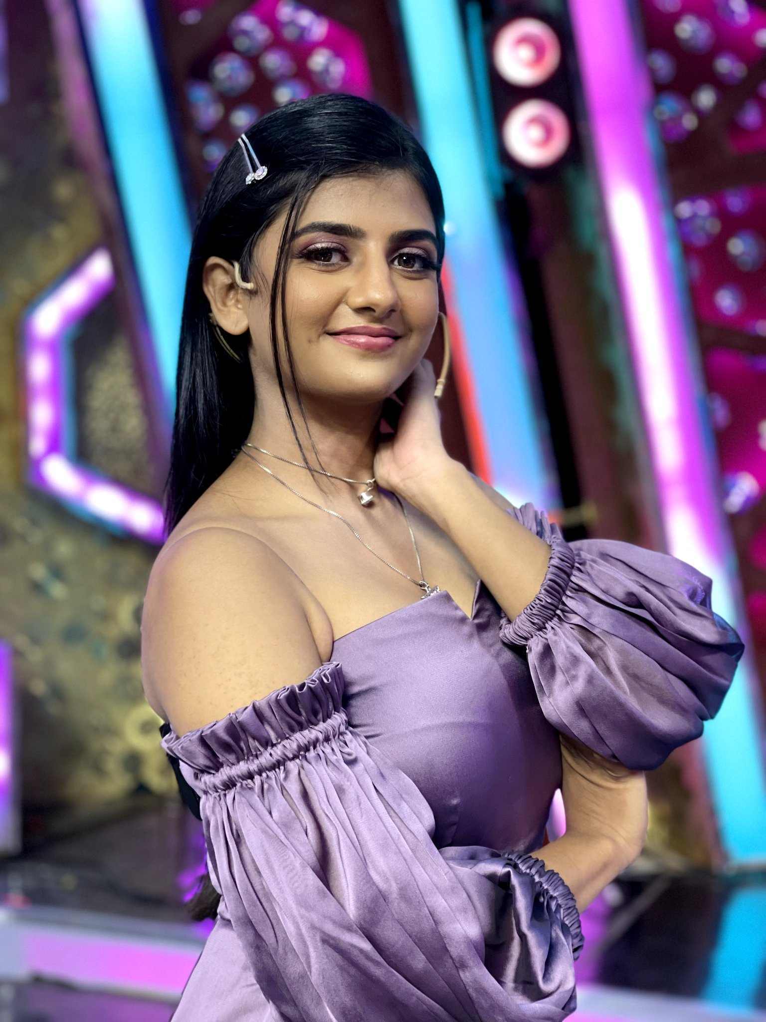 PHOTOS அசத்தும் அழகு அளவில்லா பொலிவு.. சீரியல் நடிகை கேப்ரியல்லாவின்