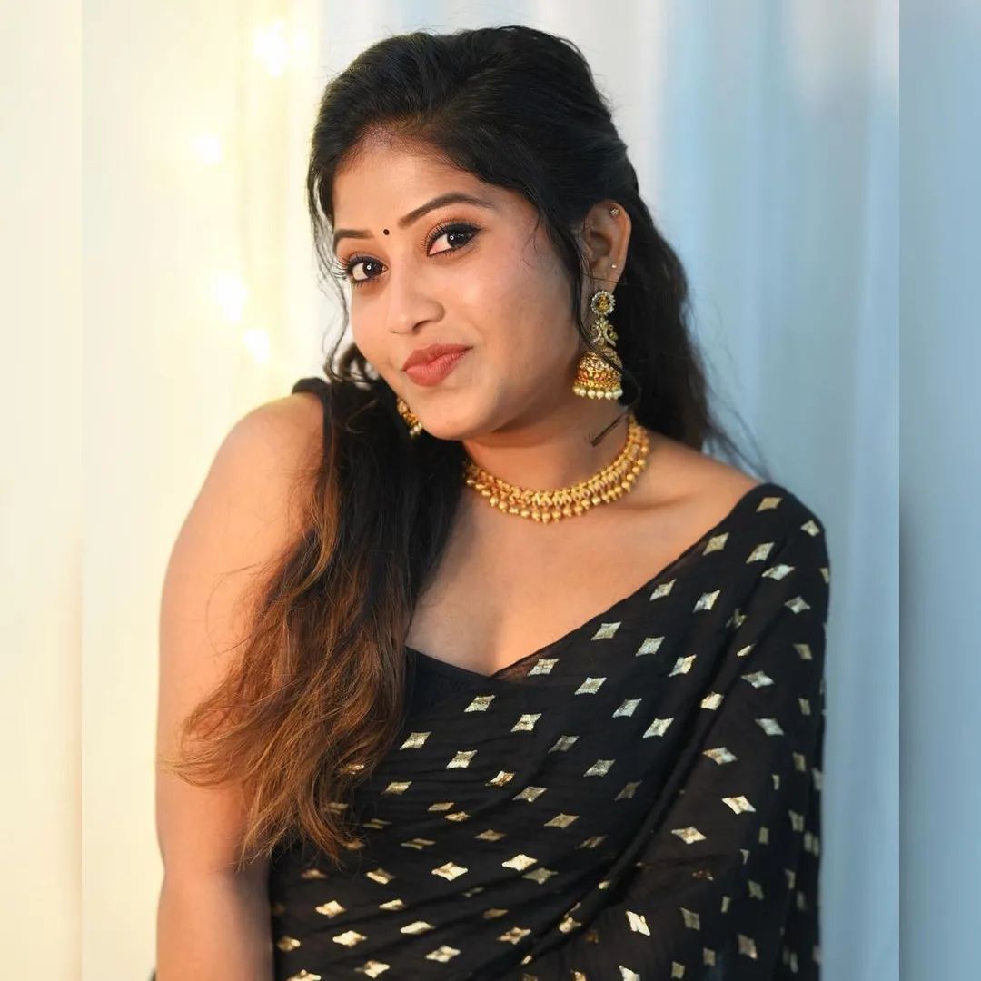 photos : கருப்பு கலர் புடவையில் சொக்கவைக்கும் அழகு.. நடிகை கிரஸ்டென் ரவாலியின் ஸ்டன்னிங் பிக்ஸ் இதோ!