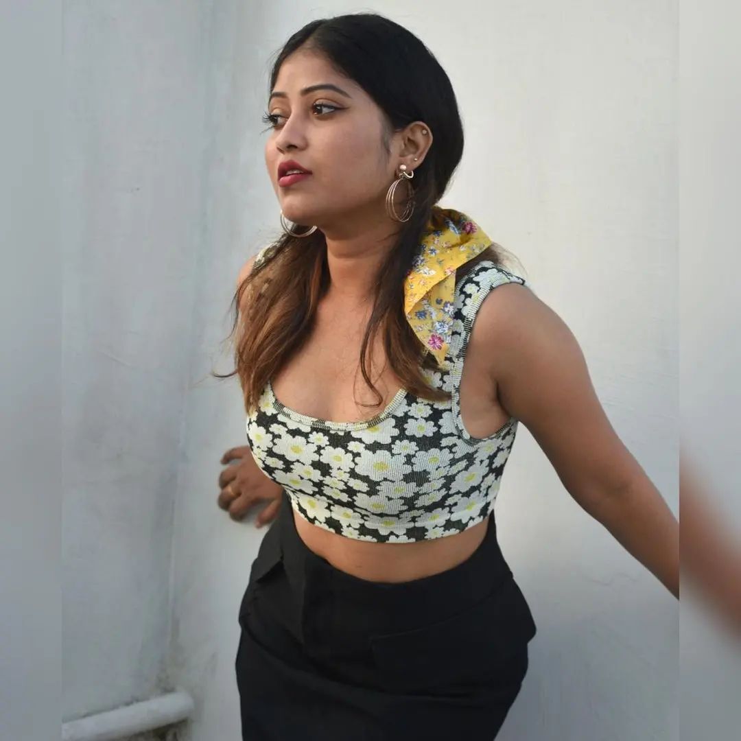 photos : கருப்பு கலர் புடவையில் சொக்கவைக்கும் அழகு.. நடிகை கிரஸ்டென் ரவாலியின் ஸ்டன்னிங் பிக்ஸ் இதோ!