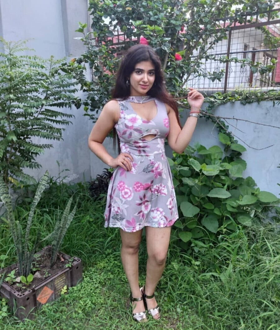 PHOTOS : டைட் உடையில்.. நடிகை பிரக்யா நாக்ராவின் லேட்டஸ்ட் அசத்தல் போட்டோஸ்.. 