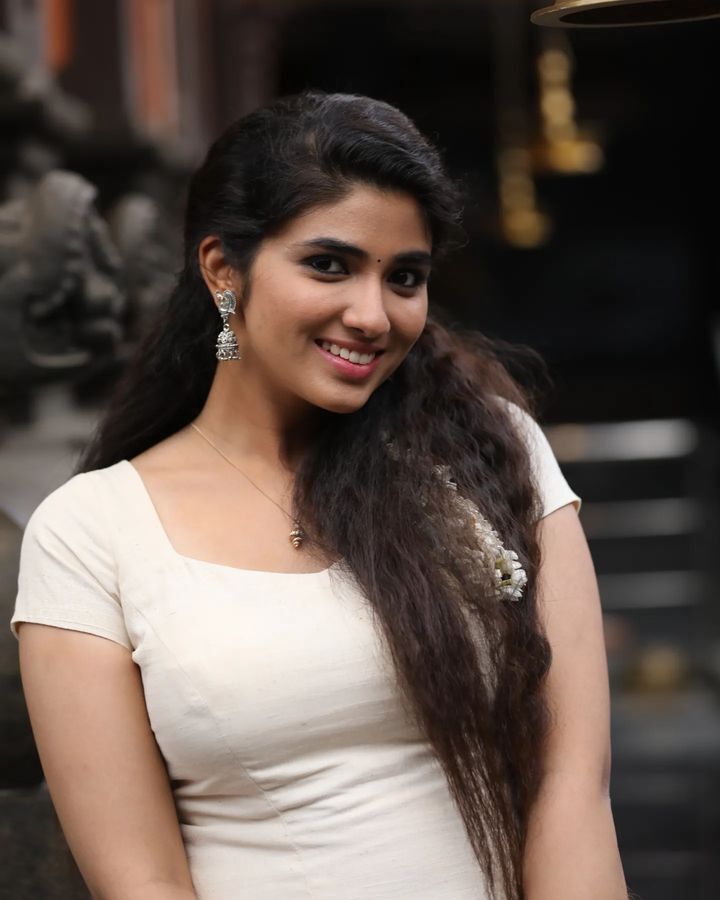 PHOTOS : டைட் உடையில்.. நடிகை பிரக்யா நாக்ராவின் லேட்டஸ்ட் அசத்தல் போட்டோஸ்.. 