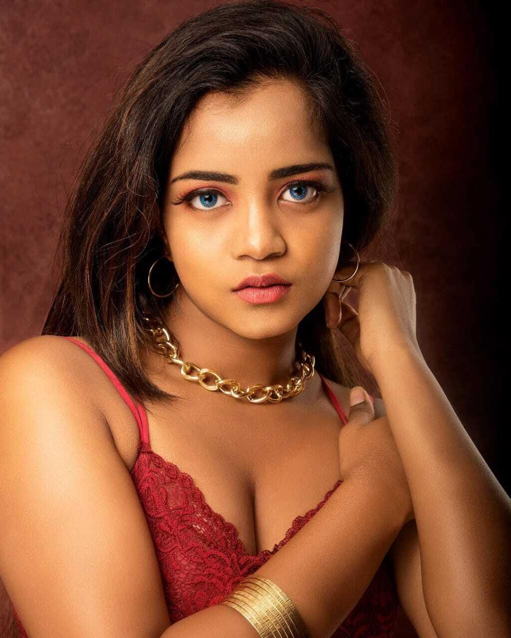 photos : ப்பா.. கொள்ளையடிக்கும் அழகில் மாடல் அழகி யுவஸ்ரீ ராஜேந்திரன்.. கலக்கலான நச் போட்டோஸ் இதோ!