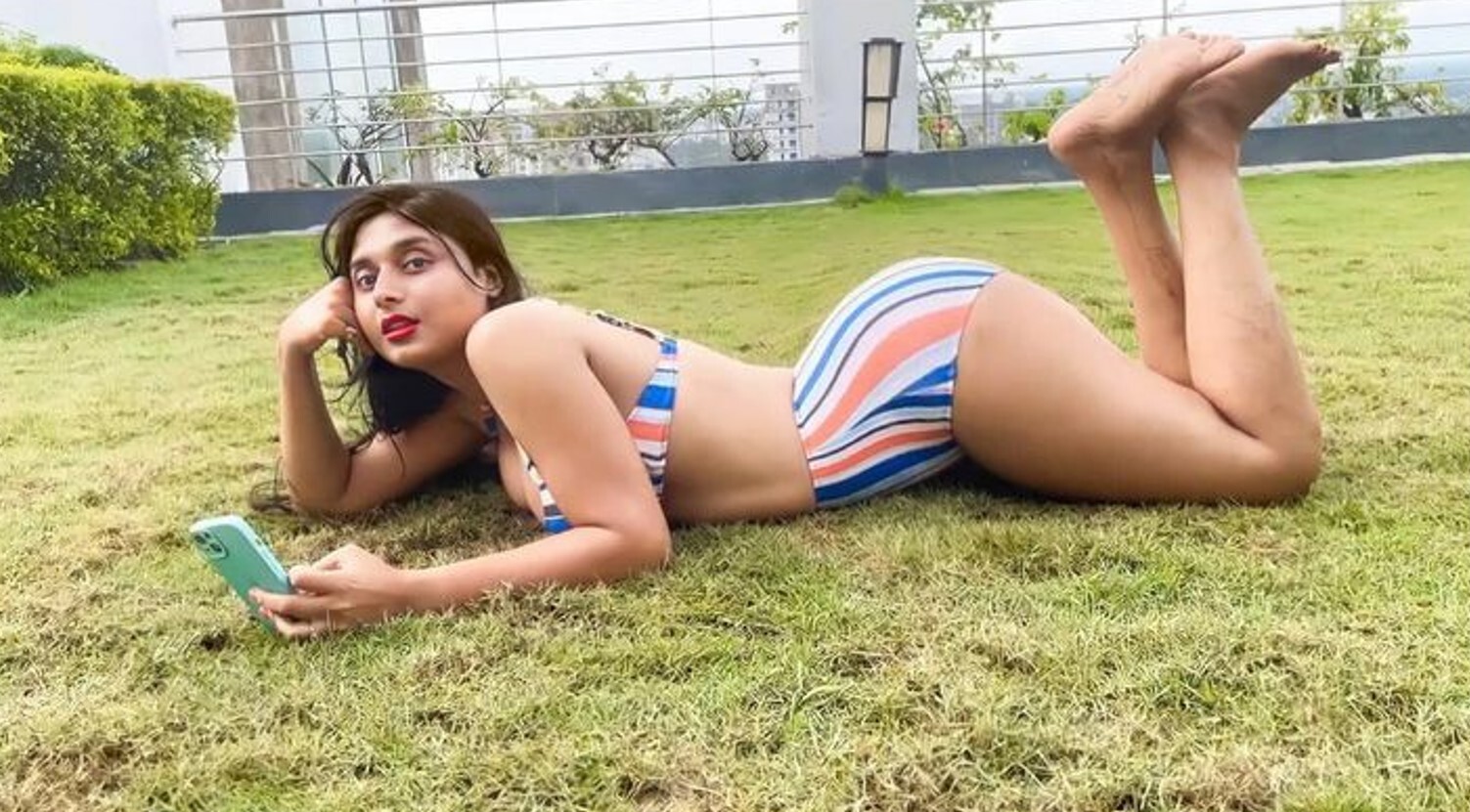 மாடல் அழகி சன்னா மித்ரா இன்ஸ்டாகிராமில் பிகினியில் போட்டோஷூட் செய்த ஹாட் பு...