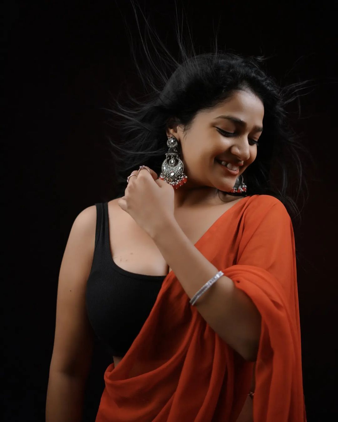 photos : டிரான்ஸ்பரன்ட் புடவையில் ரசிகர்களை உறைய வைத்த லாவண்யா